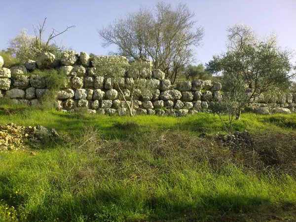 انقاض القرية