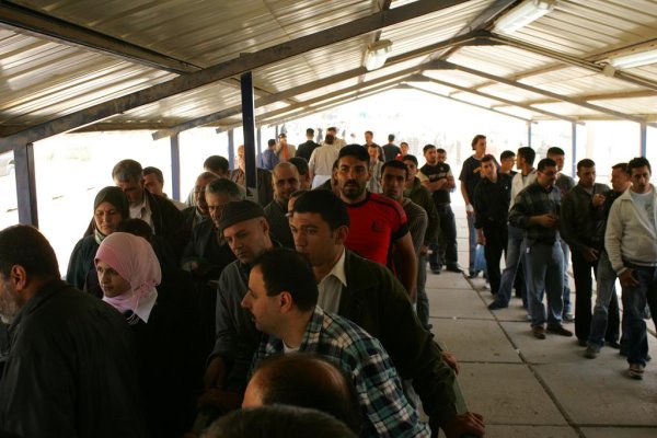 سكان القرية على احد الحزاجز