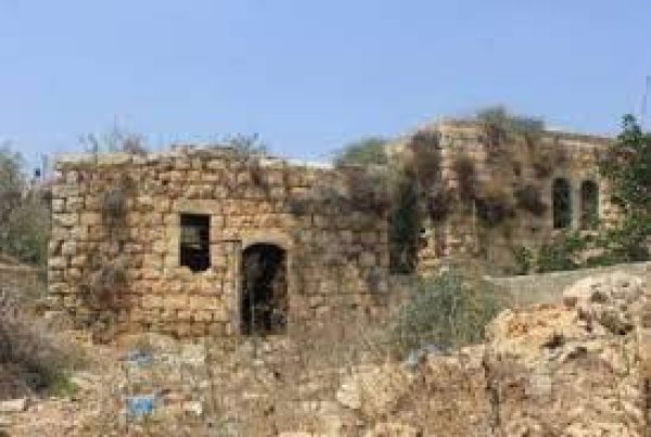 مباني قديمة من القرية