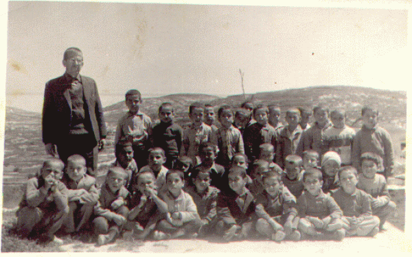 طلاب مدرسة القرية عام 1971