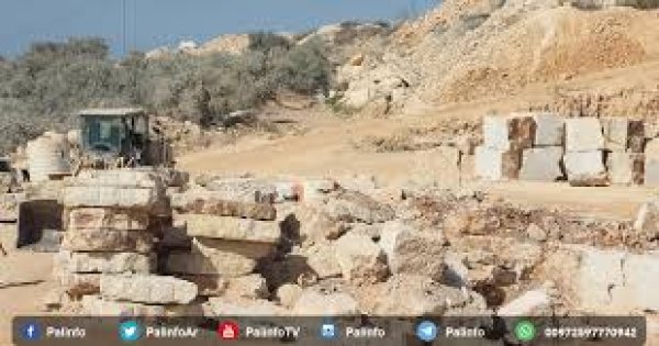 محجر في القرية