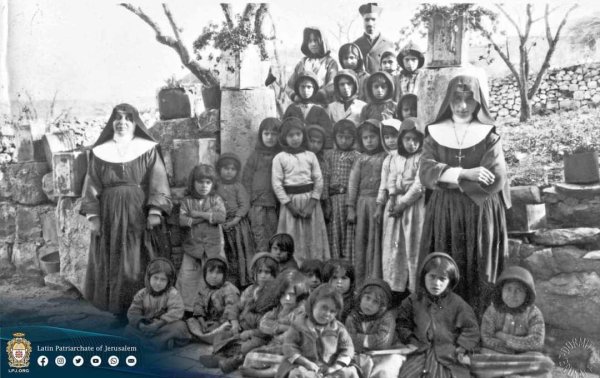 صورة نادرة لراهبات وطالبات من قرية الزبابدة تعود لعام 1939