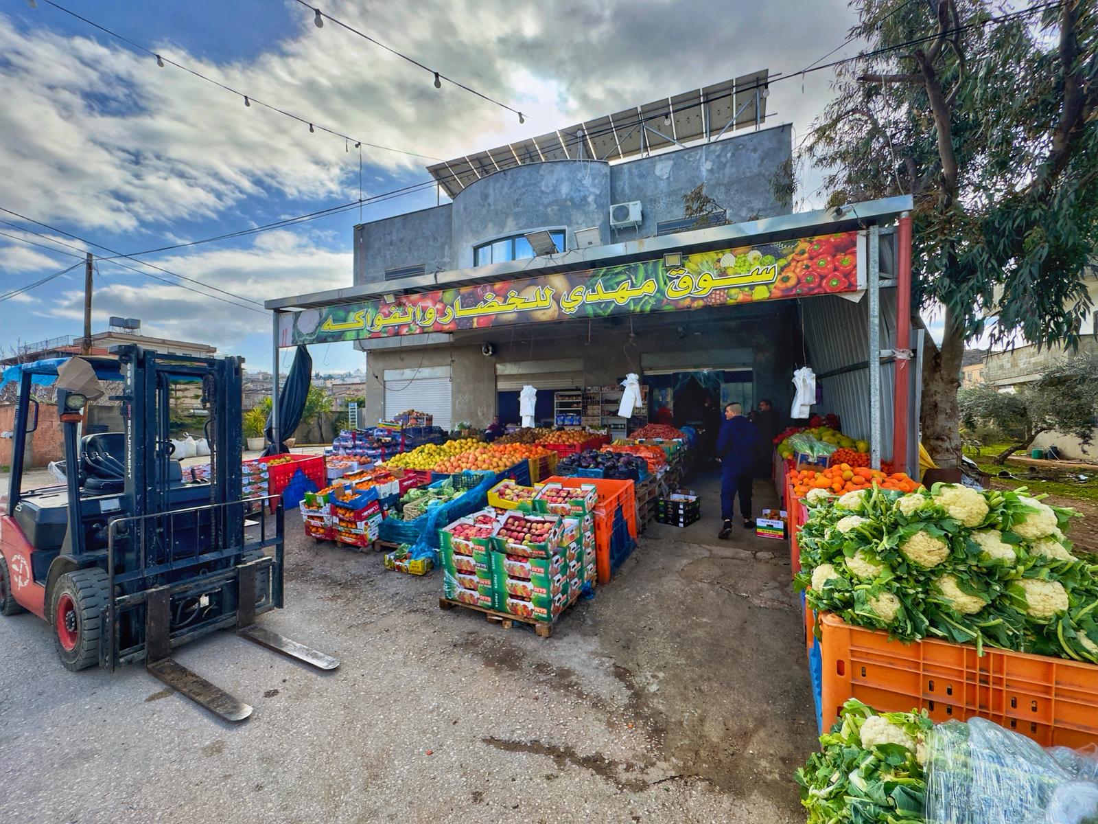 أمام أحد أسواق الخضار والفواكه بشارع السهل، قصرة نابلس، بعدسة أمام أحد أسواق الخضار والفواكه بشارع السهل