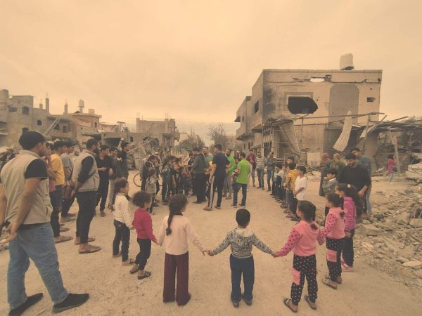 أطفال بلدة خزاعة يلهون ويلعبون رغم استمرار القصف على القطاع، الصورة بتاريخ: 25-11-2023