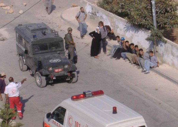 الاحتلال يعتقل مجموعة من شبان القرية/قرية مردة