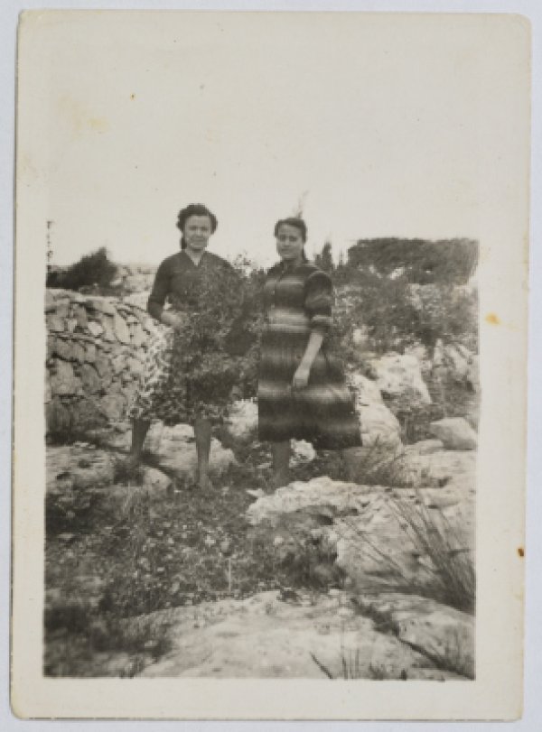 صورة التقطت في قرية برهام قضاء رام الله عام 1959، تظهر فيها رسمية عبد المجيد وعفاف عاروري.