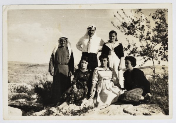 صورة التقطت عام 1959 لعائلة من قرية برهام، يظهر فيها من اليمين فريدة عبد المجيد، والدة زياد يوسف، ثم شقيقها محمد عبد المجيد (استشهد في حرب عام 1967، وكان ضابطًا في الجيش الأردني)، ثم والدهما عبد المجيد، أما النساء الجالسات على الأرض فهن من اليمين، فهيمة عاروي (زوجة محمد)، ثم رسمية عبد المجيد ثم عفاف عاروري.