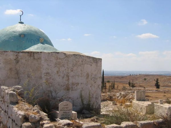 مقام الامام علي في قرية بدرس