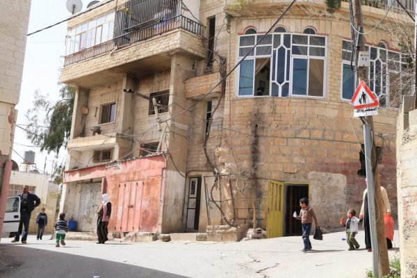 يعاني سكان القرية نقصًا بالمباني السكنيّة والمؤسّسات العامّة، حتى إذا كانوا يملكون الأراضي الخاصّة