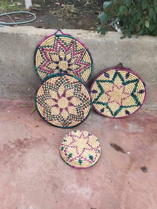 سيدة من كفل حارس ،، سلفيت ،، تبدع بصناعة أطباق القش من القمح ،،، إم مجاهد