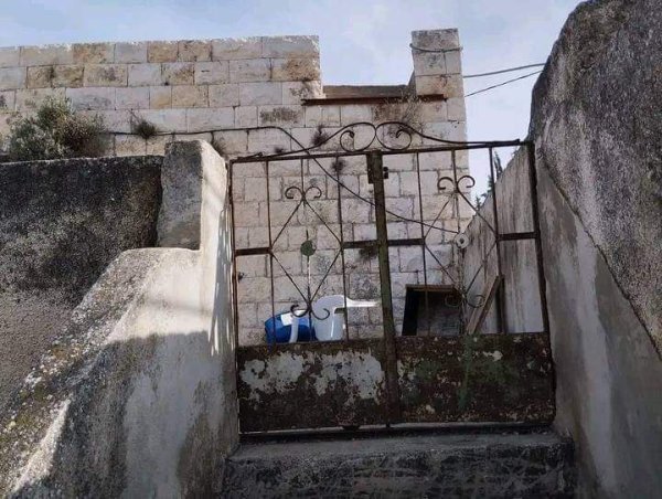 صور من منزل قديم في قرية إماتين