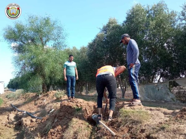 أعمال تصليح قنوات الري وشبكة ري المزروعات التي قام بها موظفو بلدية ام النصر في شهر ايلول/سبتمبر عام 2023 نقلاً عن صفحة بلدية أم النصر على فيسبوك