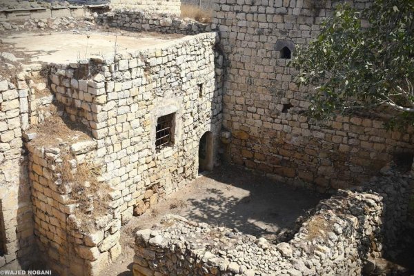 صور من المباني القديمة في قرية فرخة بعدسة: واجد النوباني