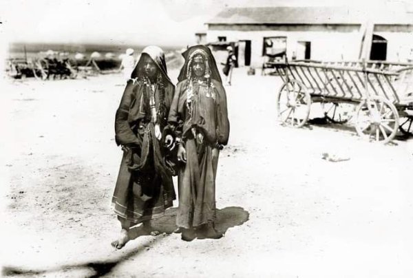 صورة نادرة لفتاتين عربيتين في قرية الفولة تعود الصورة لعام 1917