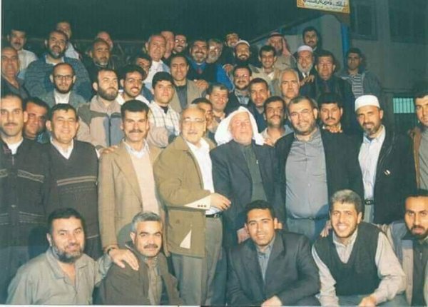 صورة نادرة لمدرسي مدرسة الحوراني في مخيم خان يونس