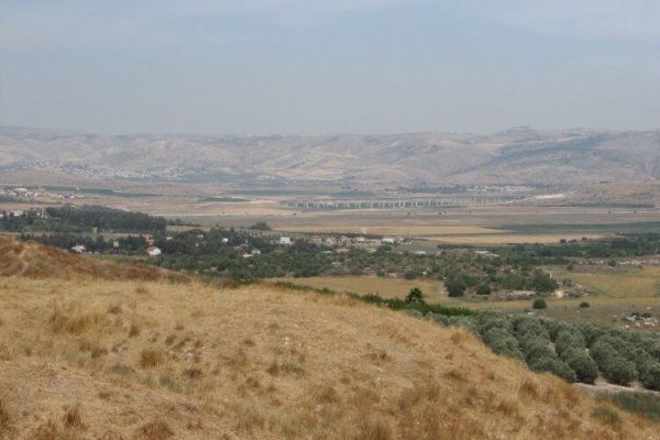 موقع القرية وأراضيها، نقلاً عن موقع فلسطين في الذاكرة