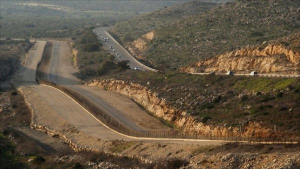 جدار الفصل العنصري في أراضي قرية زبدة نقلاً عن قناة الجزيرة