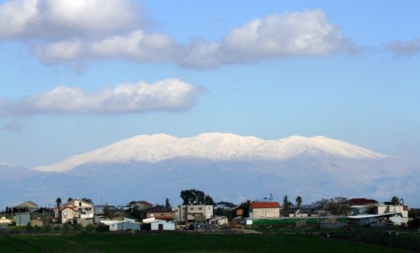 منظر من موقع قريه علما باتجاه المستوطنه المقامه شرقها وفي الافق يظهر جبل الشيخ، نقلاً عن موقع فلسطين في الذاكرة