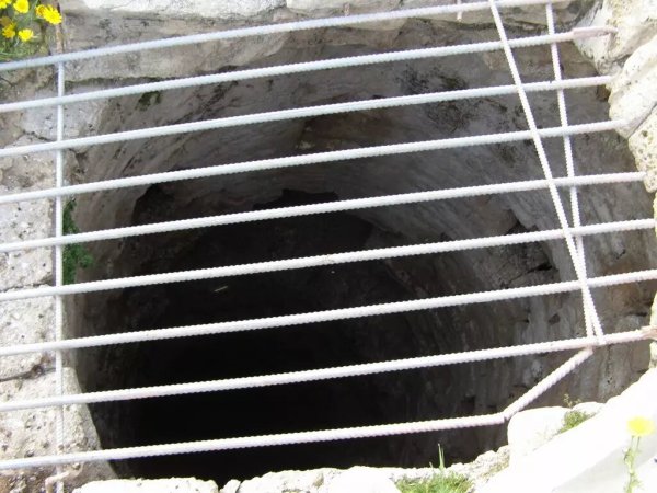 بقايا بئر قرية سمسم، نقلاً عن موقع فلسطين في الذاكرة