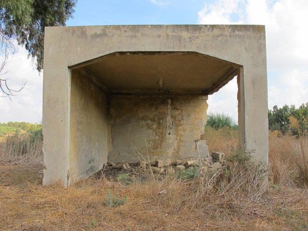 مظلة كانت تستخدم  مظلة سيارات للشرطة البريطانية قرب قرية بيت دراس