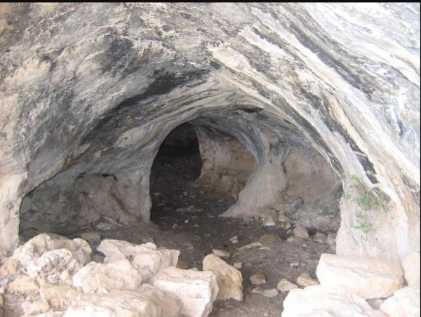 احد الكهوف في قرية  بيت عطاب