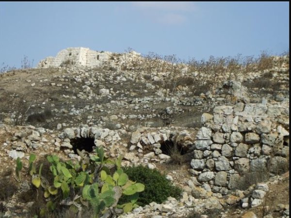 البيوت المهدمة في قرية  بيت عطاب