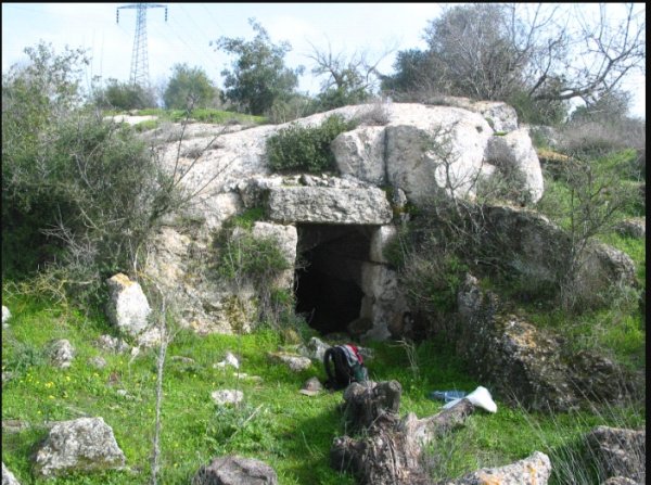 بقايا بعض الركام لبيت تم تطهيره في قرية  بيت عطاب