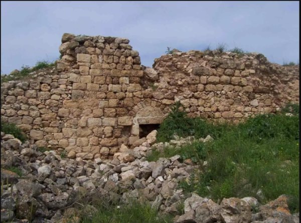 بقايا بعض الأحجار من بيوت هدمت، قرية  بيت عطاب