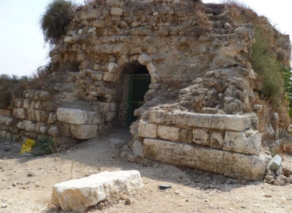 مبان أثرية في يازور