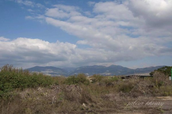 أطلال القرية شرقاً، حيث تطل على مرتفعات الجولان السوري وجبل الشيخ، نقلاً عن موقع فلسطيني في الذاكرة