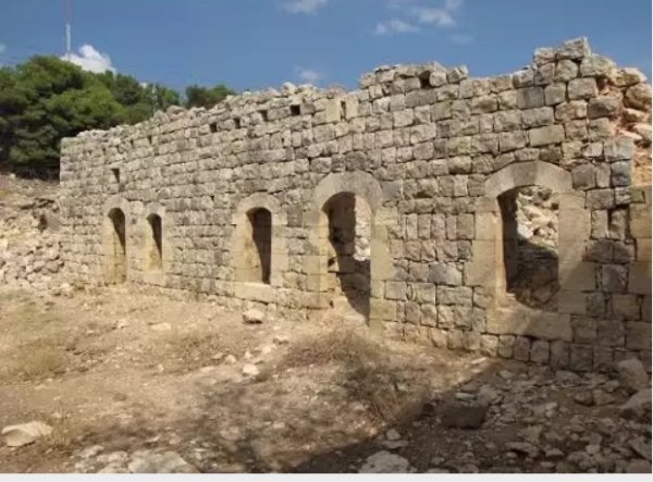 بقايا أحد منازل قرية النبي يوشع، نقلاً عن موقع فلسطين في الذاكرة