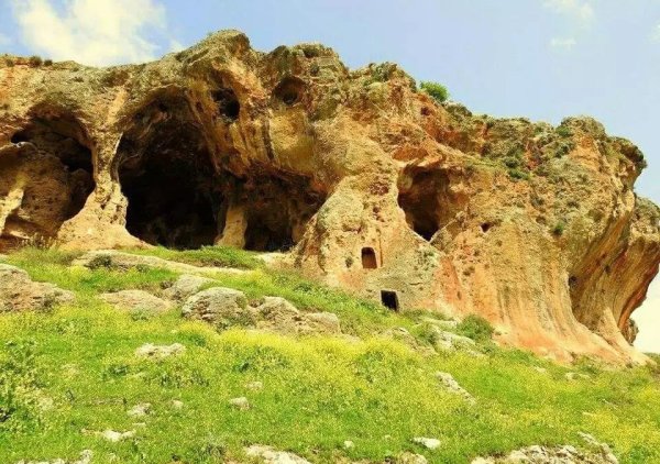 جولة في ربوع وكهوف وأودية وينابيع ديشوم، نقلاً عن موقع فلسطين في الذاكرة.