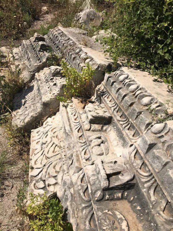 ما بقي من آثار المعبد الوماني في قدس، لاحظ النقوش على الحجارة نقلا عن موقع فلسطين في الذاكرة