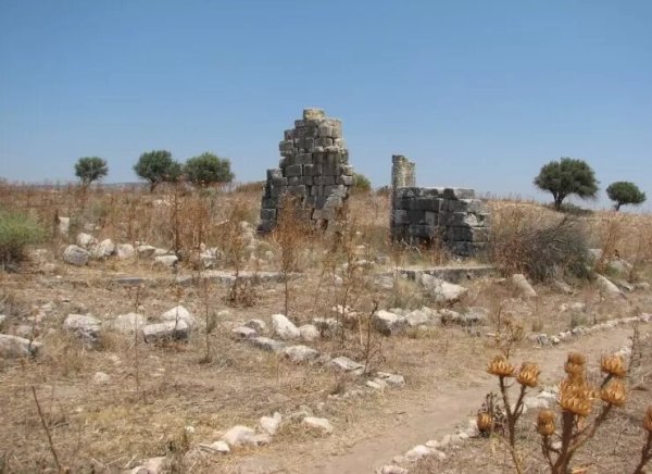 آثار قرية قدس، نقلاً عن موقع فلسطين في الذاكرة.