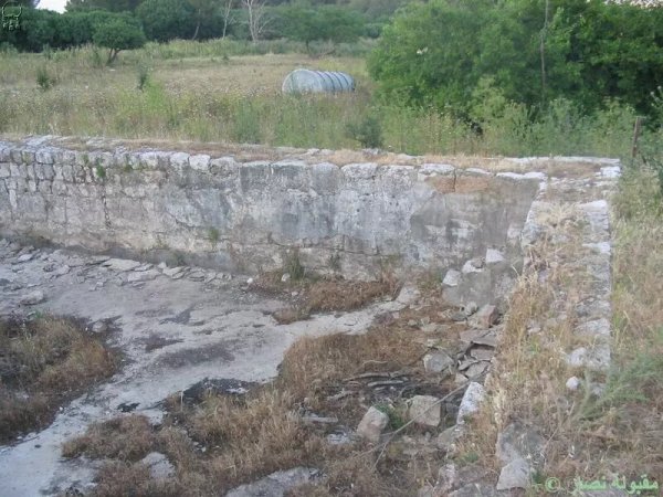 آثار باقية من قرية قدس, بركة ماء فارغة استعملت لتجميع الماء عام 2007، تصوير مقبولة نصار