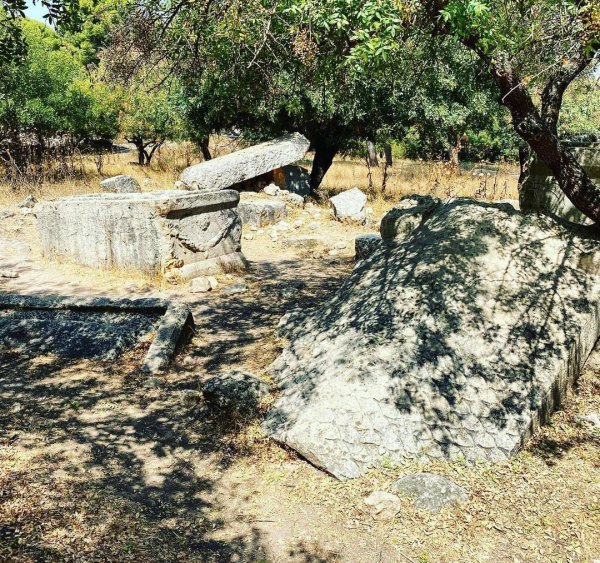 ما بقي من آثار ومباني قرية قدس، بعدسة د. أنيسة نصار