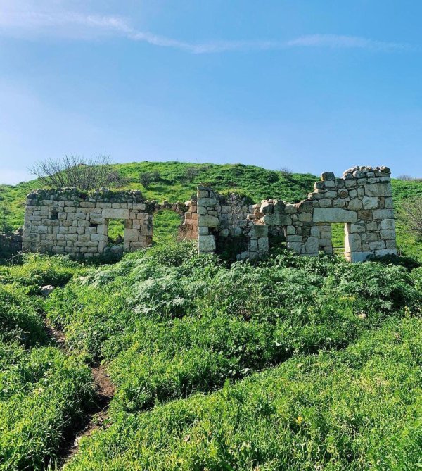 ما بقي من آثار ومباني قرية قدس، بعدسة د. أنيسة نصار