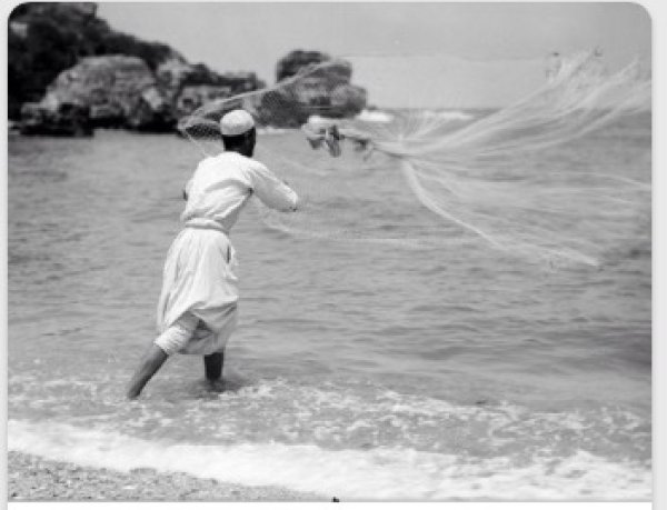 صياد فلسطيني على شاطئ قيسارية قبل النكبة