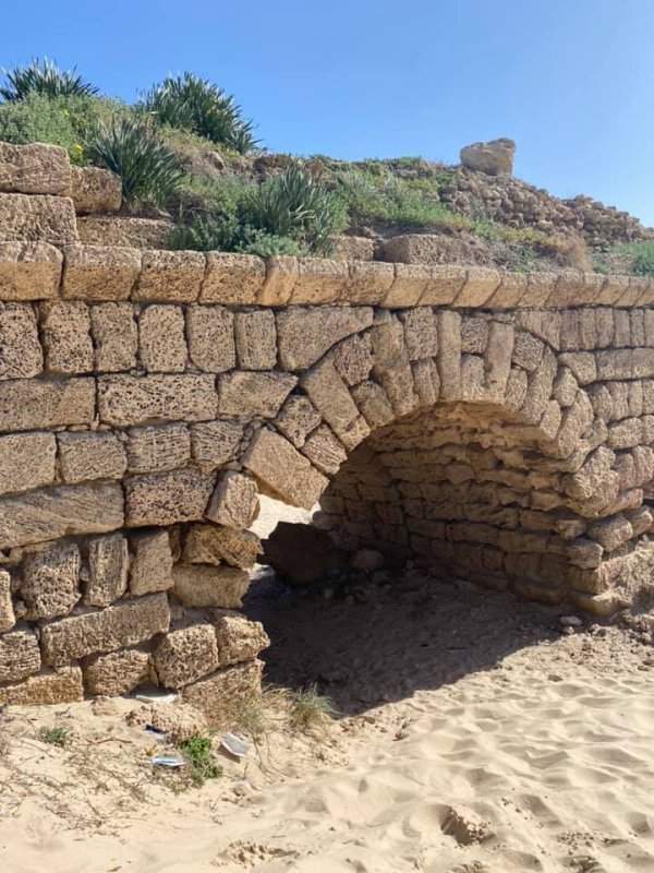 بقايا أقنية المياه القديمة في قيسارية، بعدسة: واجد النوباني