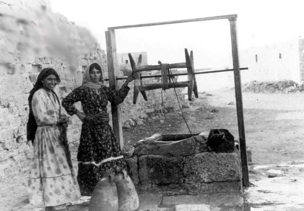 سيدات من قرية قيسارية قبل النكبة