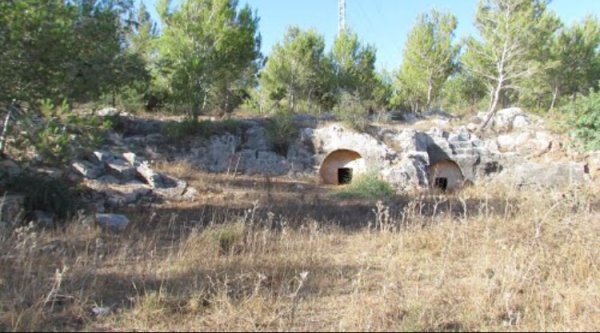 مغر قديمة بالقرب من قريةأم الزينات