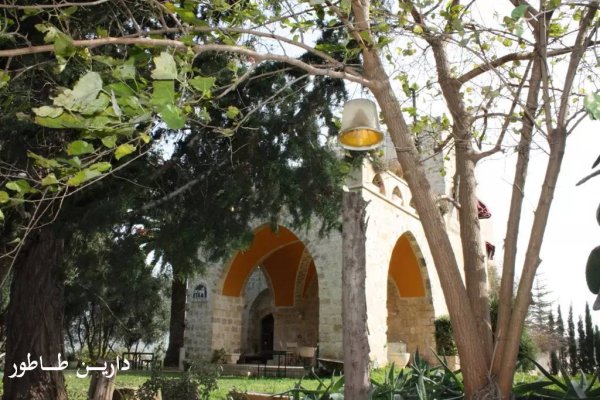 بيت المختار الشيخ مسعود الماضي زعيم ساحل حيفا في قرية اجزم اليوم مكانها مستوطنة كيرم مهرال بعد تحويله الى فندق القلعة هطيراه