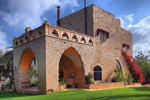 بيت المختار الشيخ مسعود الماضي زعيم ساحل حيفا في قرية اجزم اليوم مكانها مستوطنة كيرم مهرال بعد تحويله الى فندق القلعة هطيراه