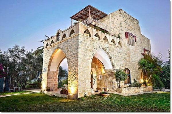 بيت المختار الشيخ مسعود الماضي زعيم ساحل حيفا في قرية اجزم اليوم مكانها مستوطنة كيرم مهرال بعد تحويله الى فندق القلعة هطيراه