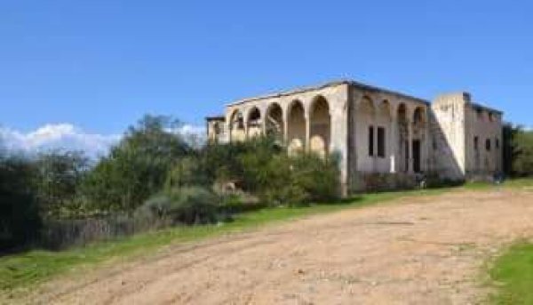 بناء عربي لايزال قائماً في قرية بربرة المهجرة