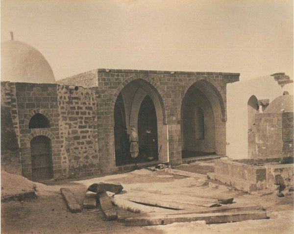 جامع قرية حمامة ، يقع المسجد في وسط القرية بحي الفَراني ، وقد أقيم الجامع بالقرب من ضريح أحد الأولياء الصالحين الذين أقاموا في المنطقة قبل ما يقارب ثماني قرون