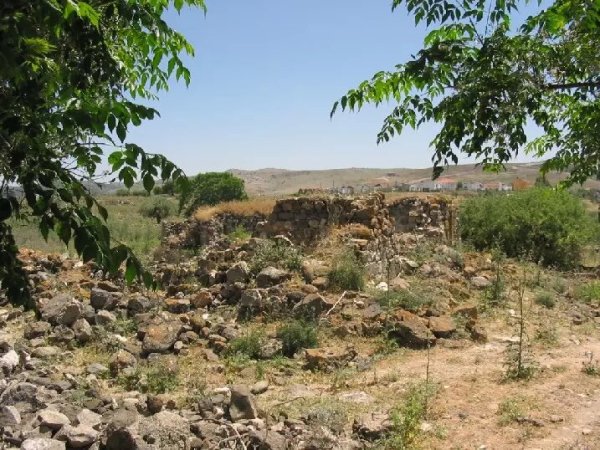 أنقاض منزل مدمر في فرعم، نقلاً عن موقع فلسطين في الذاكرة