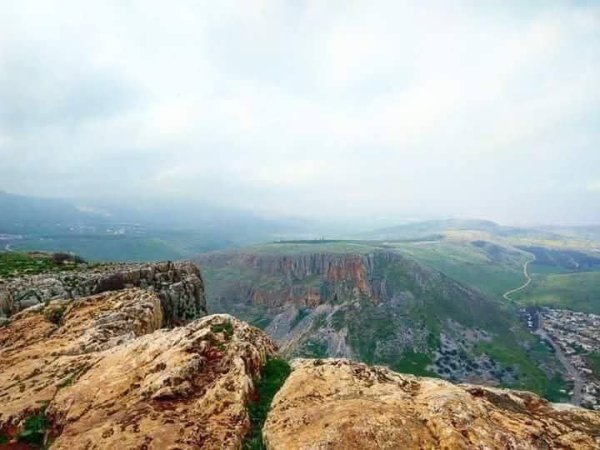 إطلالة جميلة على سفوح جبل كنعان قرية فرعم قضاء صفد