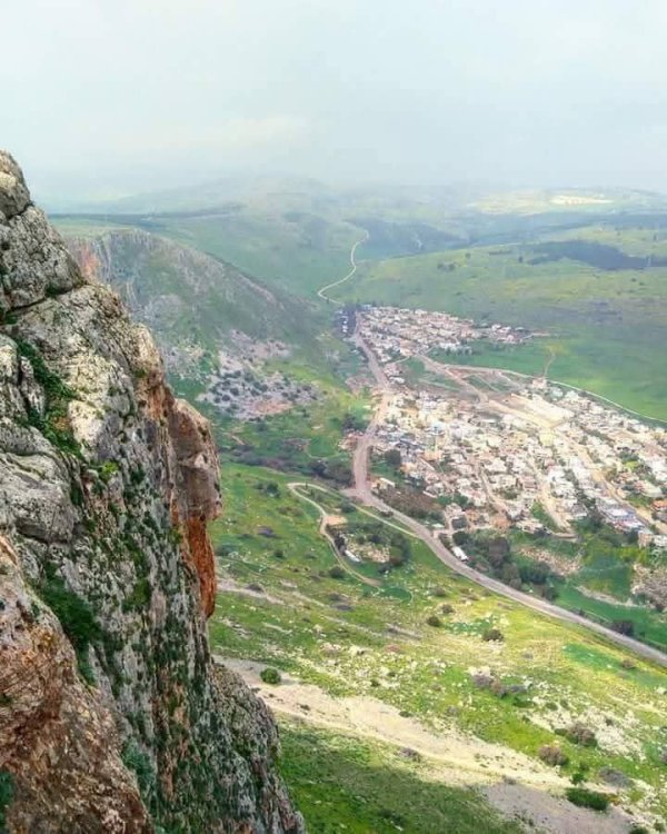 إطلالة جميلة على سفوح جبل كنعان قرية فرعم قضاء صفد