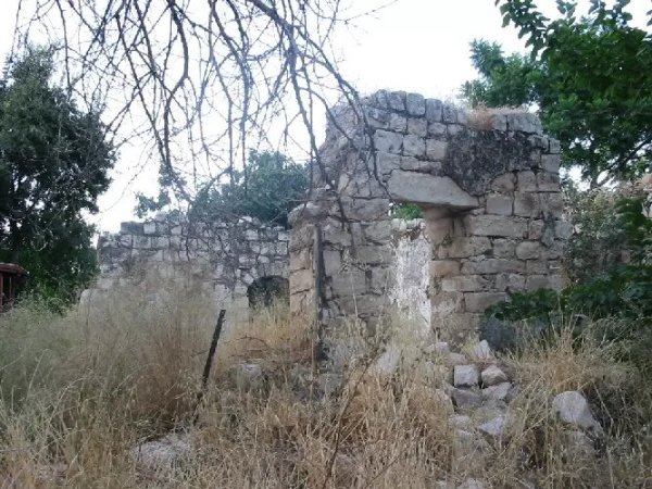 أنقاض منزل مدمر في فرعم، نقلاً عن موقع فلسطين في الذاكرة